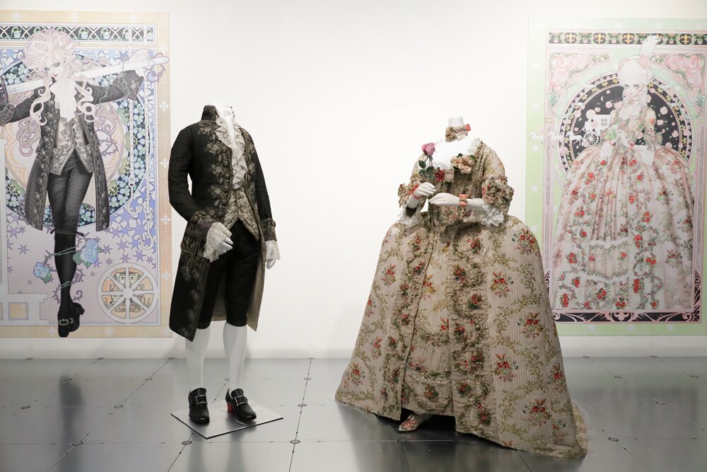左：スーツ（アビ・ア・ラ・フランセーズ）1790年頃、右：ドレス（ローブ・ア・ラ・フランセーズ）1770年代後半、素材1750-60年代