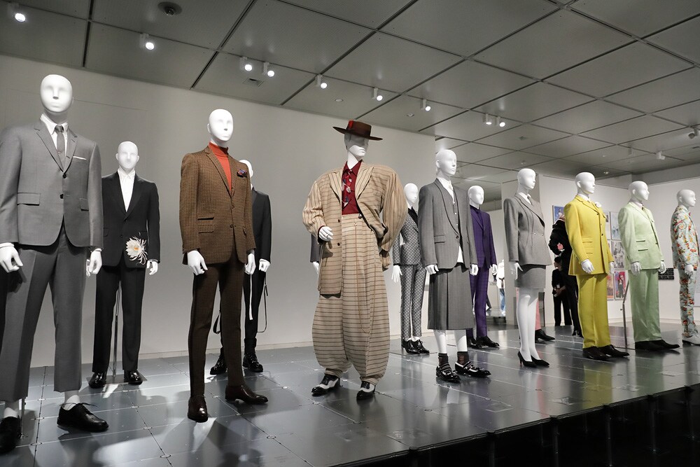 中央：ズート・スーツ（ジャケット、パンツ）1940-42年 ロサンゼルス・カウンティ美術館所蔵