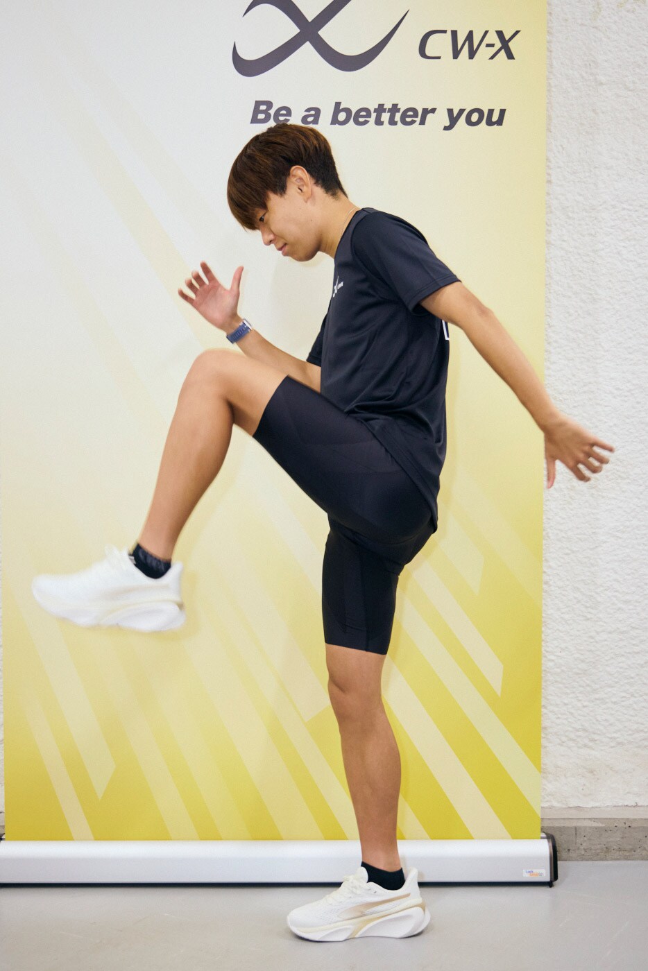 動的ストレッチのポイントは、ランニングに近い動作を繰り返し行うことです。肩甲骨を回す動きをしておけば、ランニング中に腕振りがしやすくなりますし、太ももを上げるときに使う腸腰筋を何度も上げておくとスムーズに走り出せます。