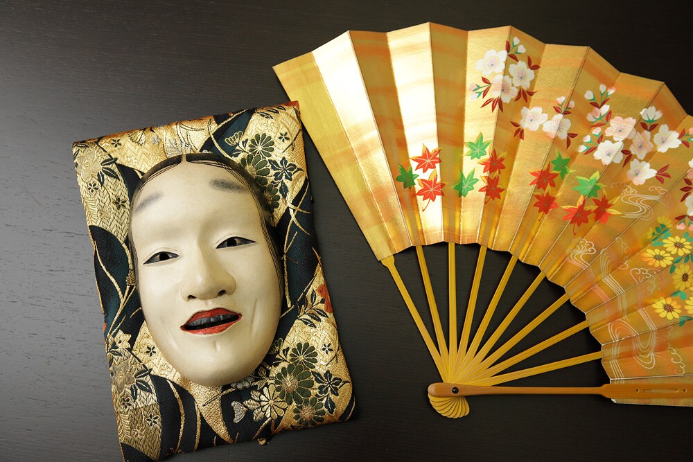 日本の伝統芸能の「能」に使われる、能面と扇。
