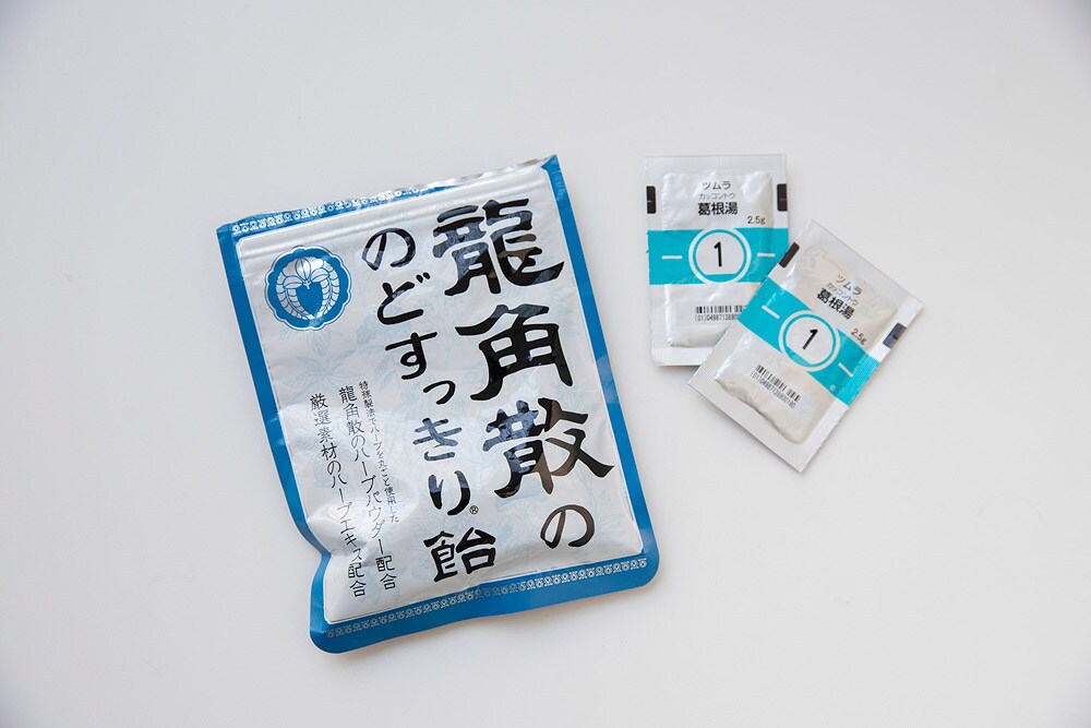 常備品の「龍角散の のどすっきり飴」とツムラの「葛根湯」。(富永さん私物)