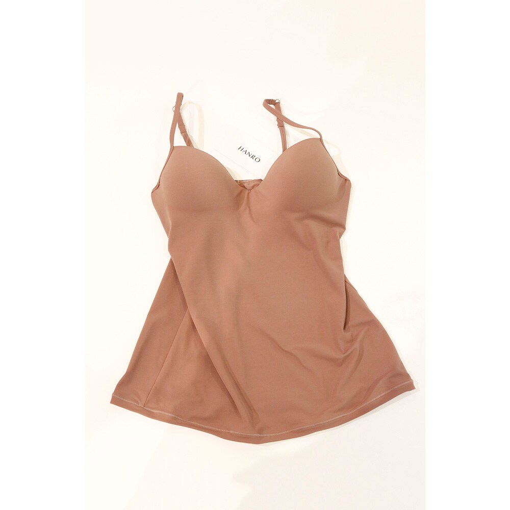 「ALLURE」ブラキャミソール(ナイロン72%、ポリウレタン28%) ¥19,800(税込)