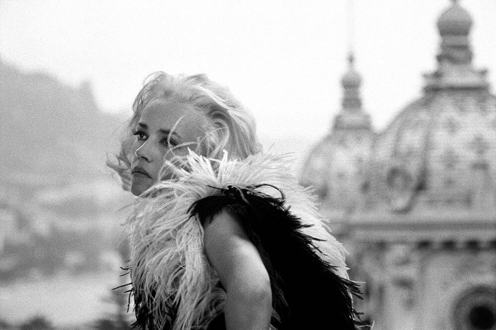 『天使の入江』(c) cine tamaris 1994 ジャック・ドゥミ監督の1963年フランス作品。ニースのホテルを舞台に、ジャンヌ・モローがギャンブルの泥沼に誘う女性を演じる。エレガントなスーツの下は、白のビスチェ。
