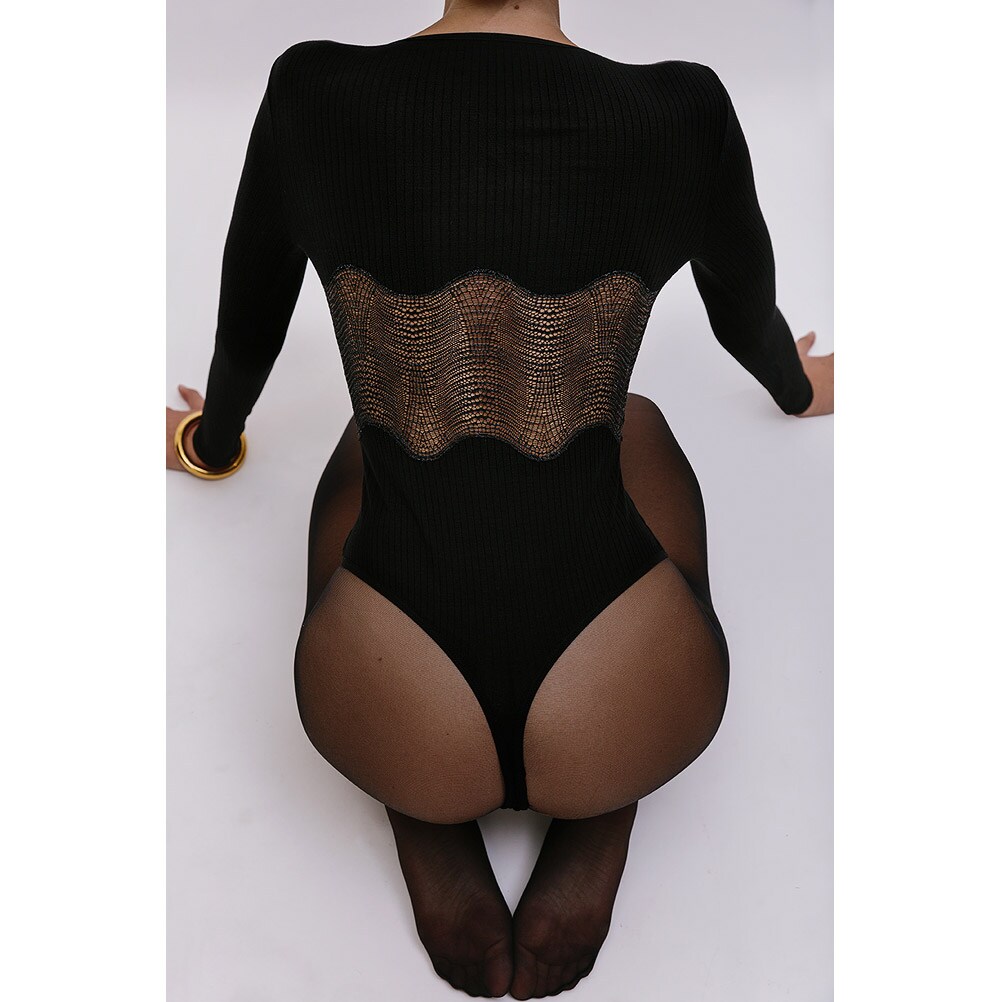 新世代のボディウェアを提案する「Opaak」の新しい「EASE」コレクションは、快適性と美しさが見事に共存している。白と黒のみ。