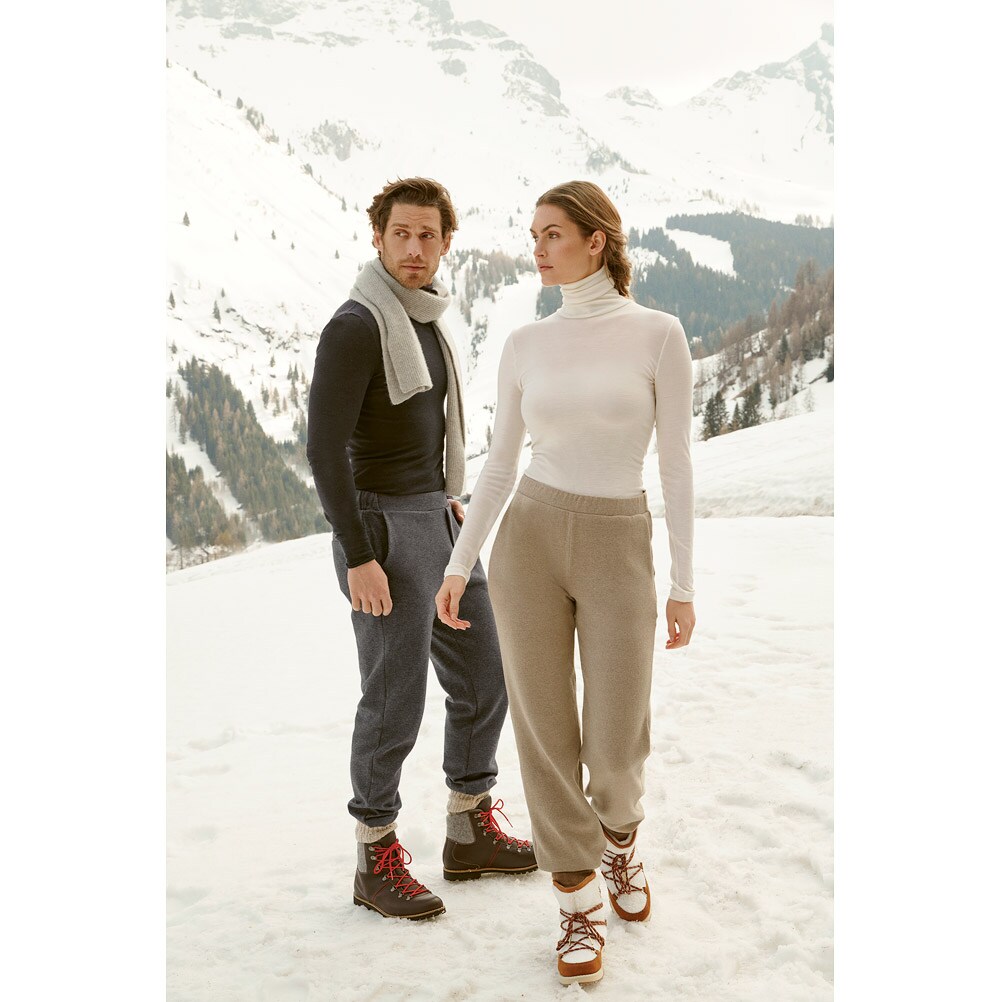 この季節、メンズ、レディス共に大活躍するシルクウールのイージーウェア（HANRO）。