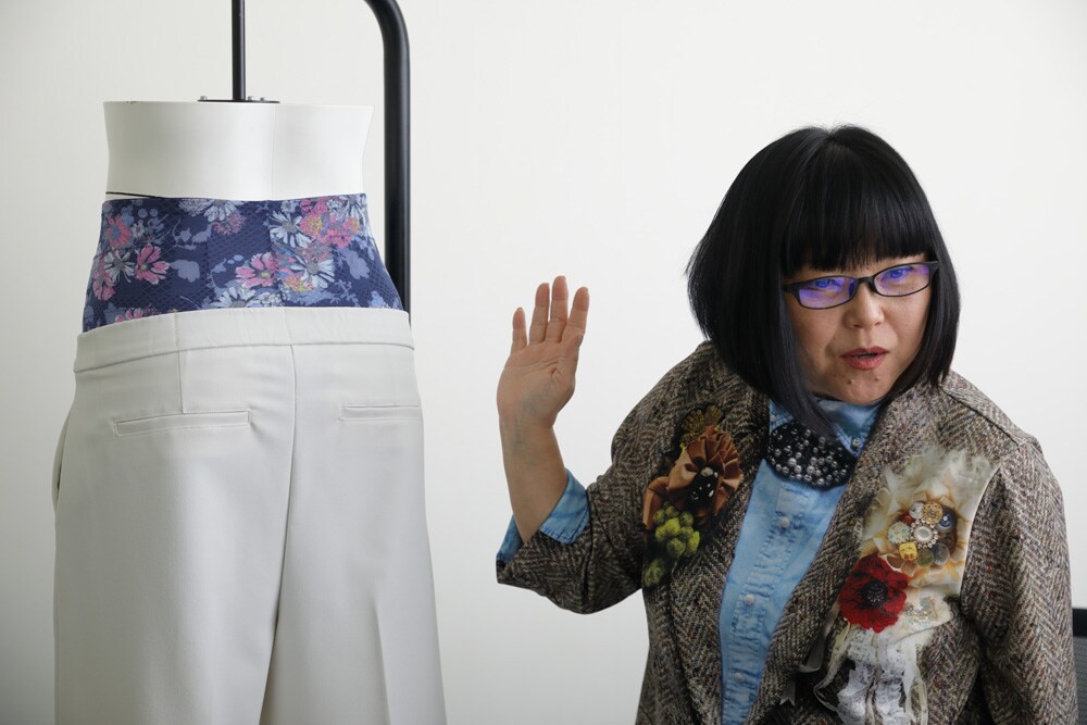 透けにくいのがポイントの「防透(ぼうすけ)」タグが付いたハイブリッドカルソン