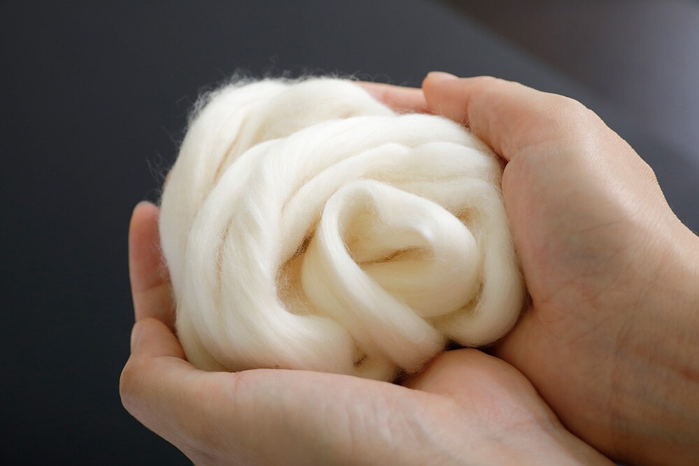 綿から糸に加工する過程のスライバーという状態。