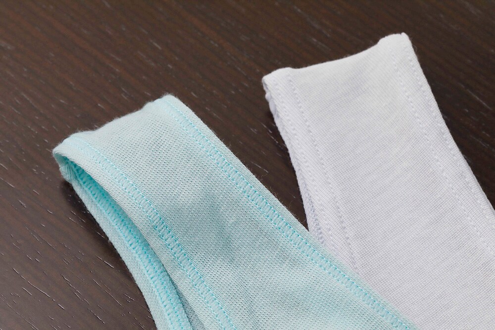 新商品(左)は、ステッチの幅をタイトにすることですっきり。