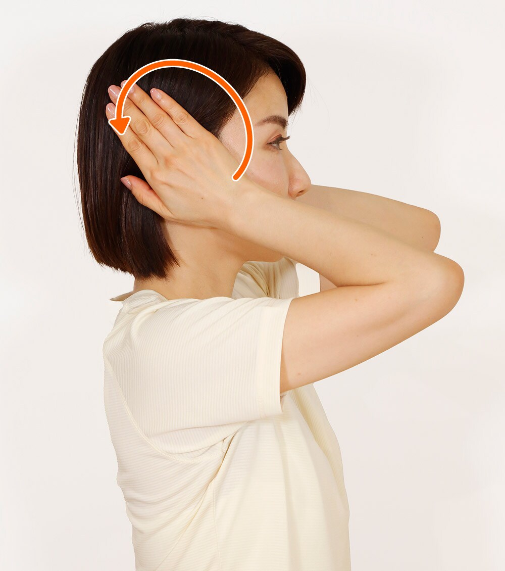 両耳を手のひらで覆い、筋肉ごと後ろに動かすように外へ10回ほど回す。