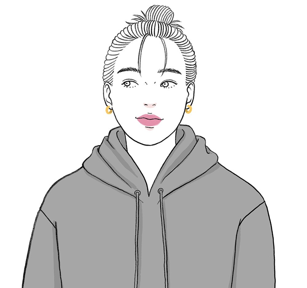 ロングヘア&パーカーの組み合わせは、何もしないとと一気に「おうち」感が出てしまうので、アップヘア一択です。