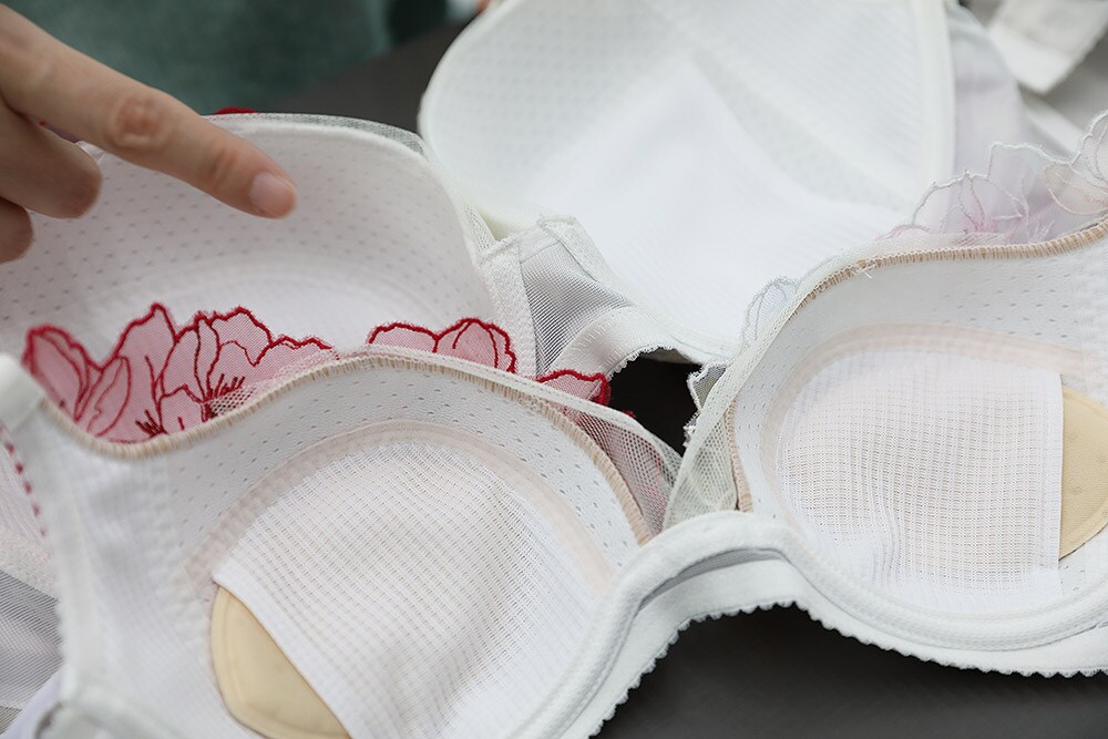 サイズに合わせたカップシルエットを実現。<Aカップ、(B~D)65~75サイズ>はパッド入りで立体感のある谷間メイク シルエット。<(B)80サイズ、(C・D)80・85サイズ、(E・F)カップ>はパッドなしで突出感をおさえすっきりコンパクトシルエット。サイズによってカップの造形、パットの有無も異なる。