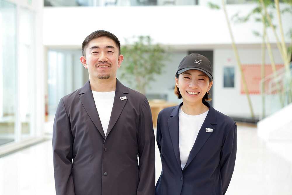 CHUMSデザイナーの服部さん(左)、CW-Xデザイナーの犬塚(右)。着用しているのは完成したCW-X×CHUMSコラボの「スーツとして使えるアクティブウェア」