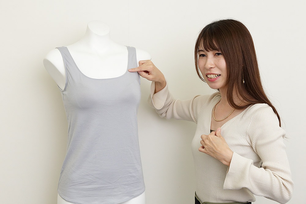 とことんこだわり抜いたスクエアネックは絶妙な角度と高さに計算されている