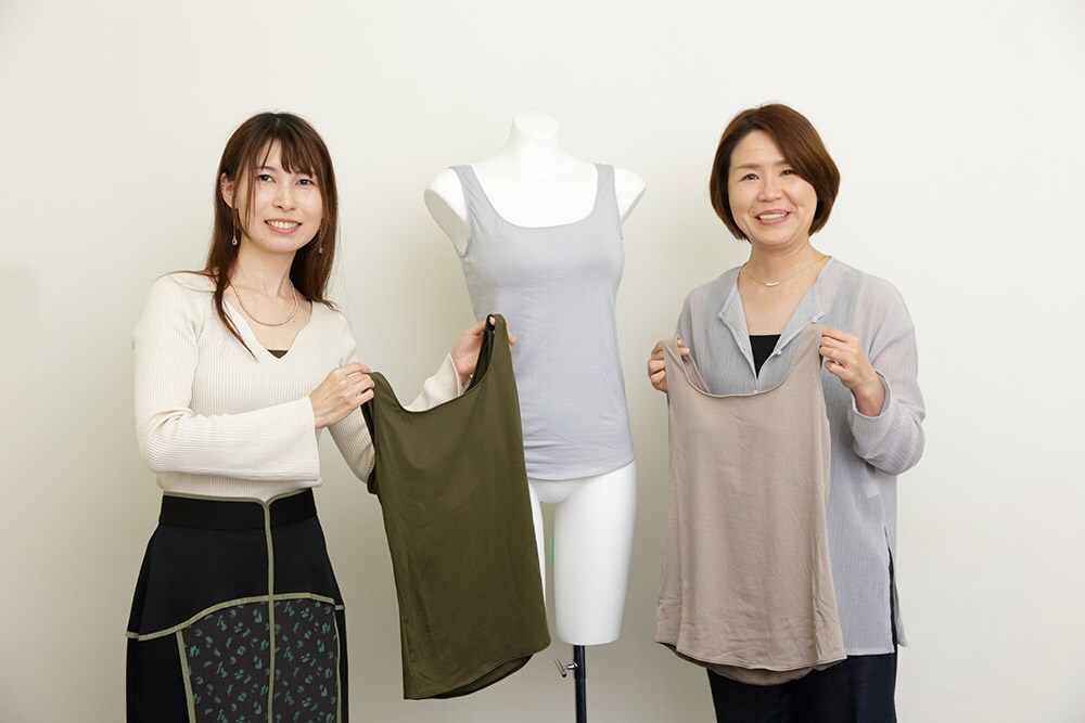 この日、杉本(左)と大江(右)がインナーとしてBL(ブラック)を着用
