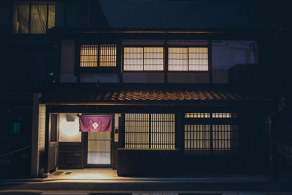 御所の南に位置し、京都市内どこへ行くにも便利な麩屋町二条に立つ一棟貸しの京町家宿。約150年前に建てられた大きな京町家を、間取りや当時の雰囲気をできるだけ残しつつ、今の暮らしに寄り添うようにリノベーションしました。