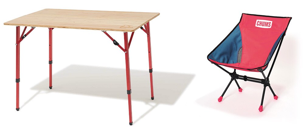 左：バンブーテーブル100、右：コンパクトチェアブービーフットロー Paprika Red/Blue Gray