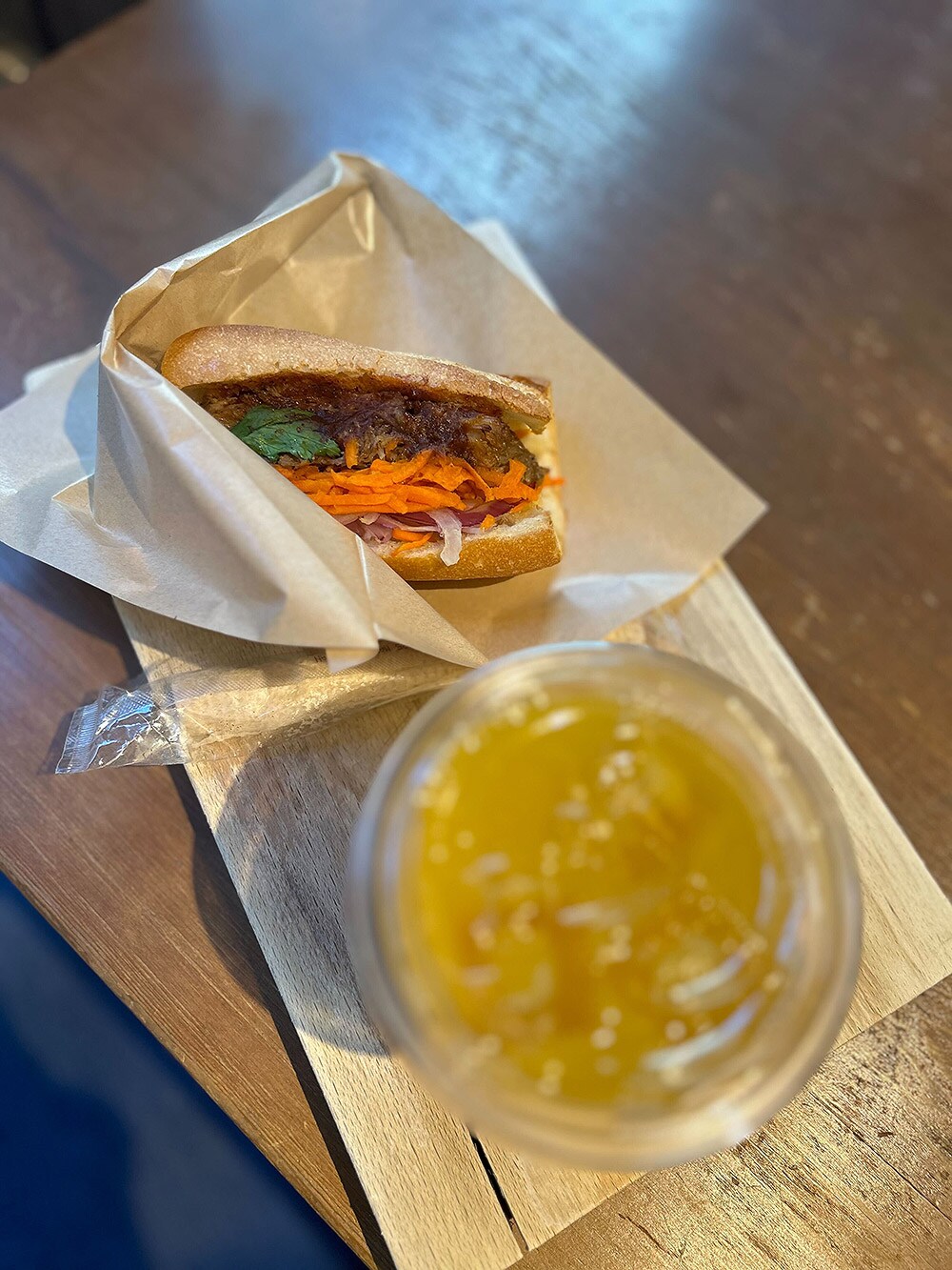 ライターが撮影したサンドイッチとオレンジジュース。サンドイッチにピントが合ってしまい、高さの違うオレンジジュースがぼやけて違和感のある写真に。