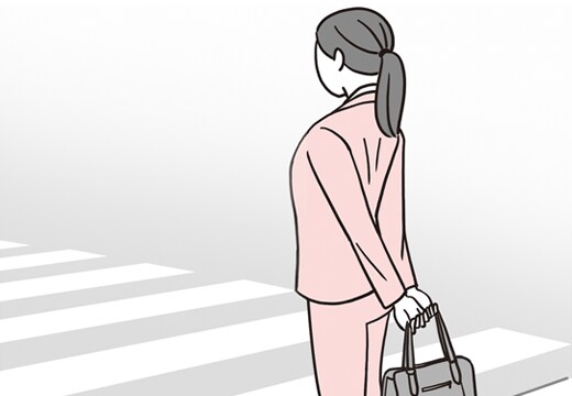 駅のホームや信号待ちで｜バッグの持ち方ひとつで姿勢が変わる