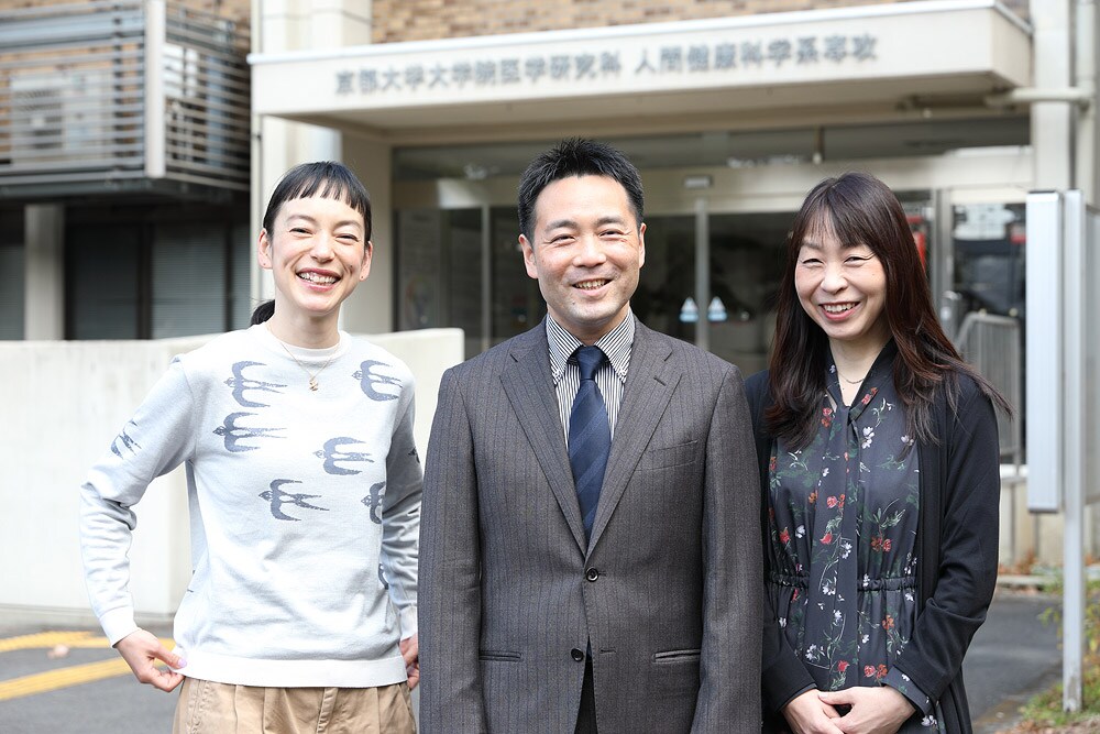 左から
KIKI（モデル）　建内宏重先生（京都大学准教授）　坂本晶子（ワコール人間科学研究開発センター主席研究員）