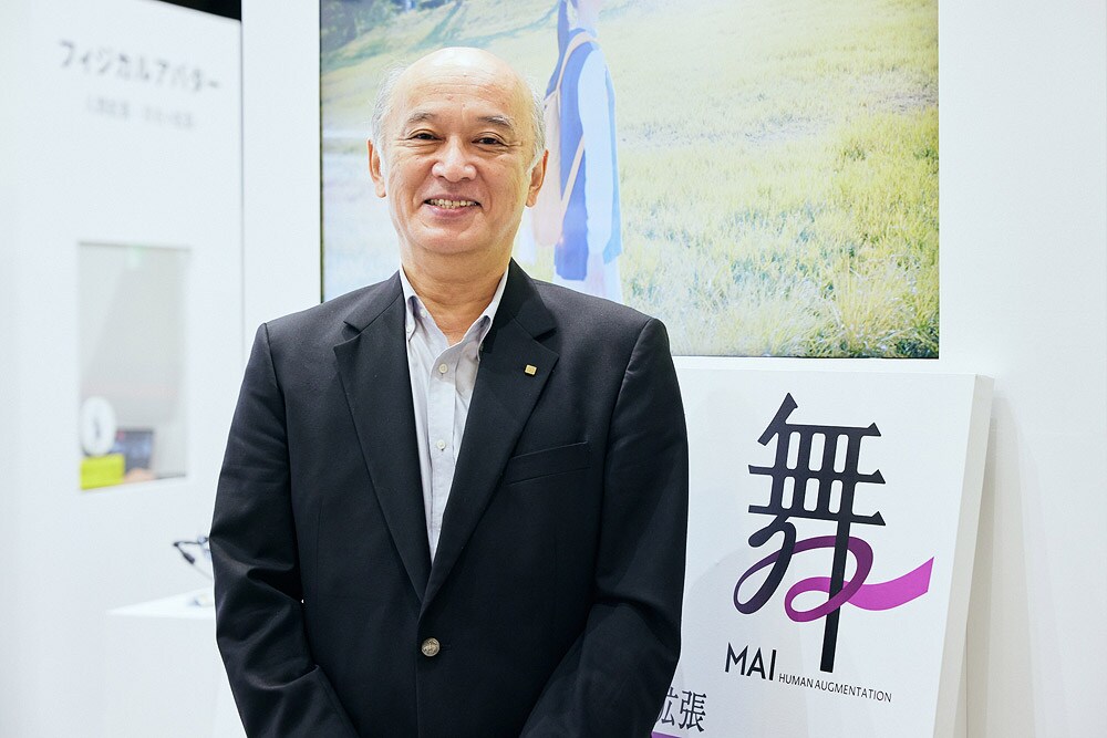 「『舞』のロゴデザインは、『美しさ』『所作』と密接に関係する『能』舞台と、人が舞う姿を表しました。京セラとワコールが本拠地とする京都を代表する紫色を使っています」(横山 敦さん)