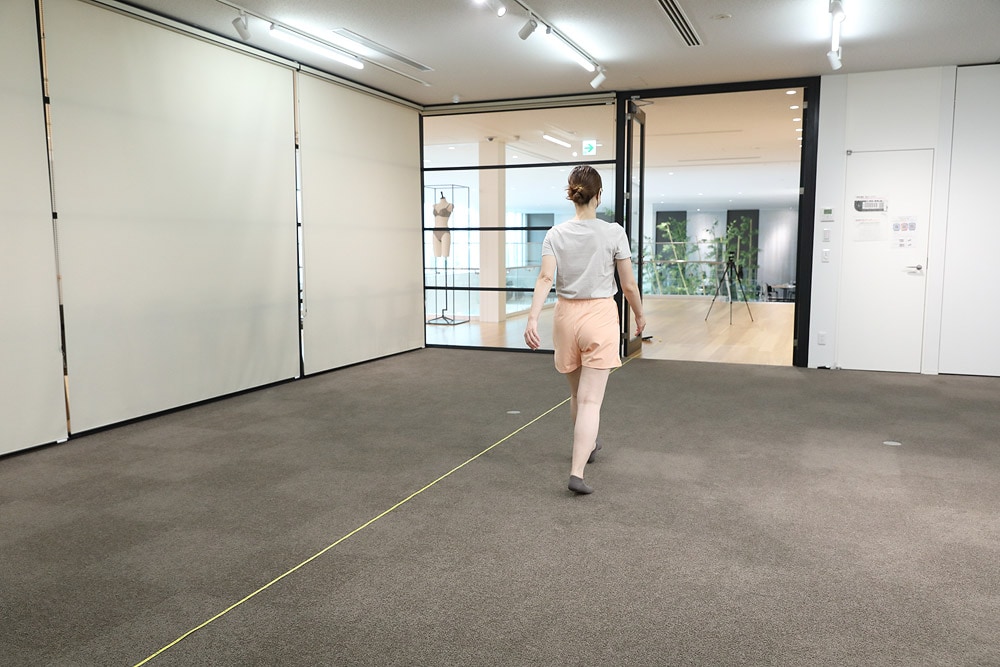 床の直線にそって何度か往復し、その歩き姿を動画で記録し分析。