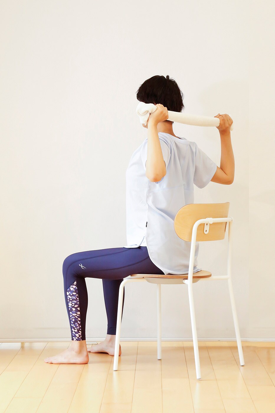息を吐きながら、タオルが首の後ろにくるようにタオルを引き下げる。2、3を3回繰り返す。
