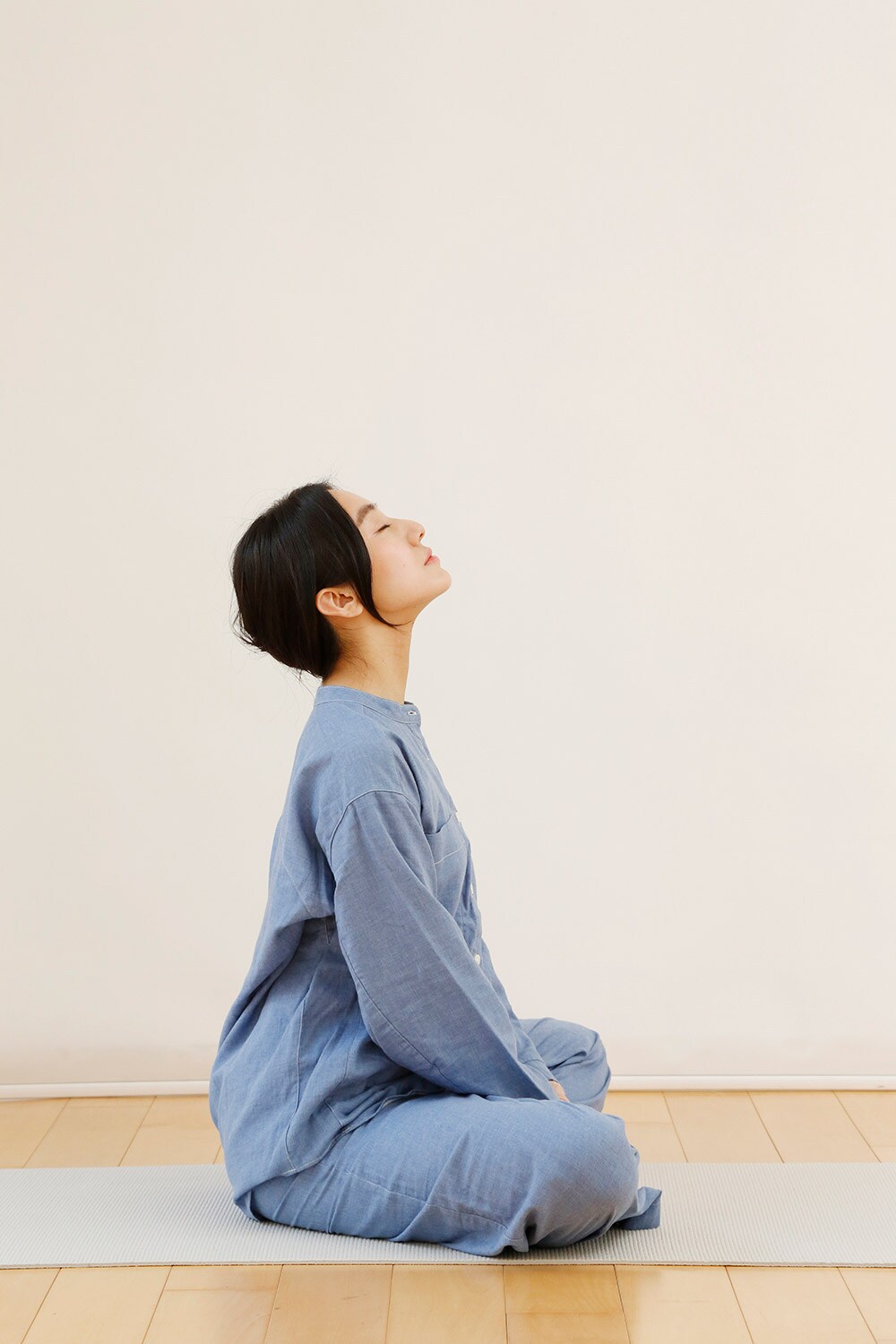 口を閉じて、首の重さを感じながら顔を上げていく。これ以上傾けると痛みを感じる場合はここでストップ。鼻から吐く(3カウント)、鼻から吸う(2カウント)呼吸を1分間行う。
