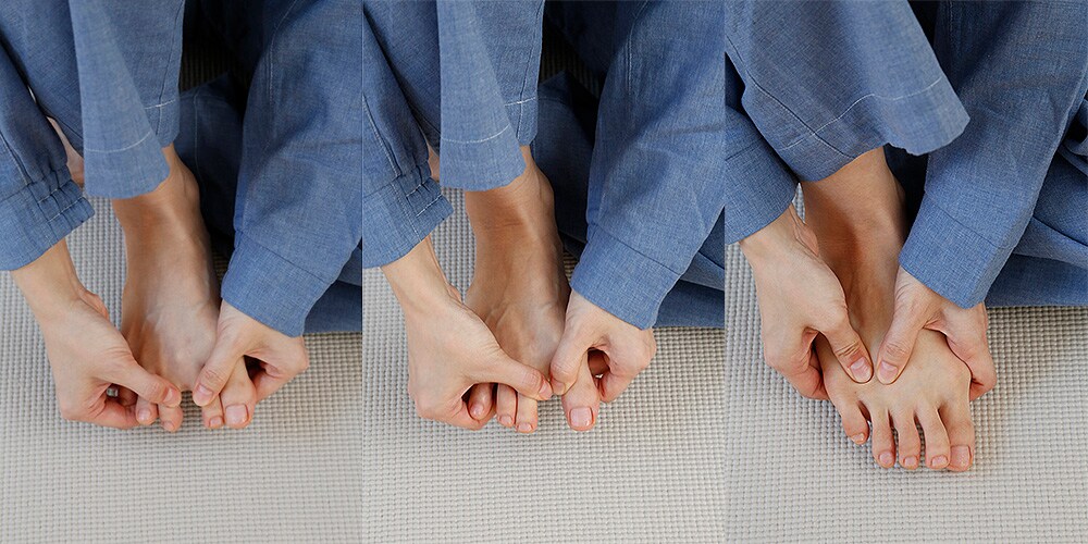 指1本1本に触れてもみほぐしたり、手全体で足を包み、足の甲の骨の間をほぐしたりする。