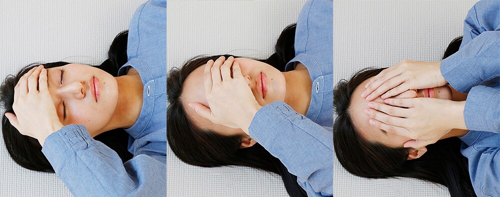 寝た状態で、手の重みを感じながら、おでこや目元、頬に手のひらをあてる。