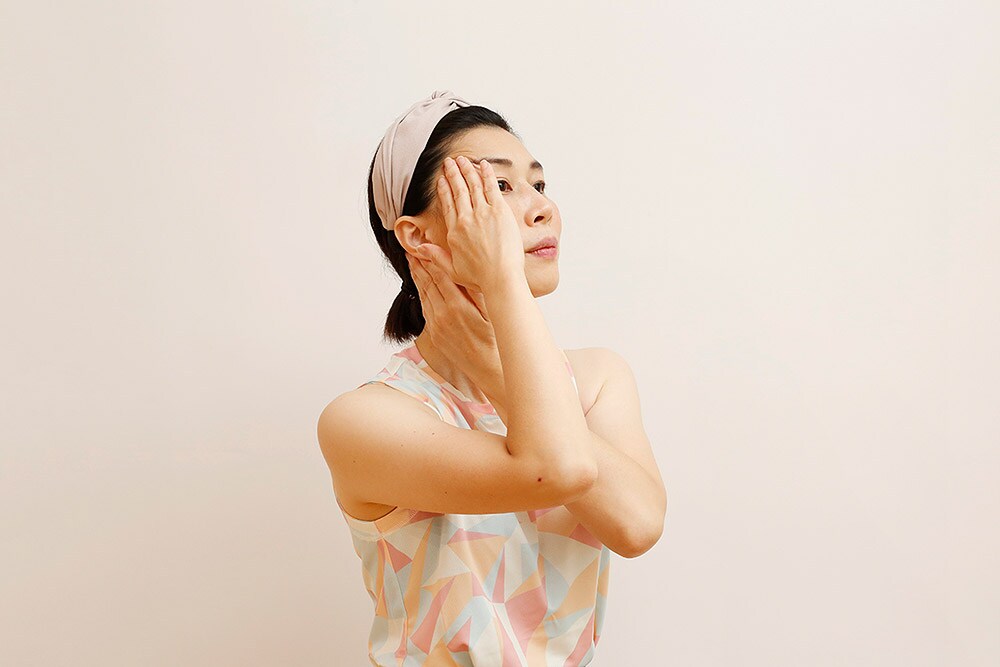 右手で蝶形骨(ちょうけいこつ/こめかみから指1本分後ろにある骨)を押さえ、上を向く。
