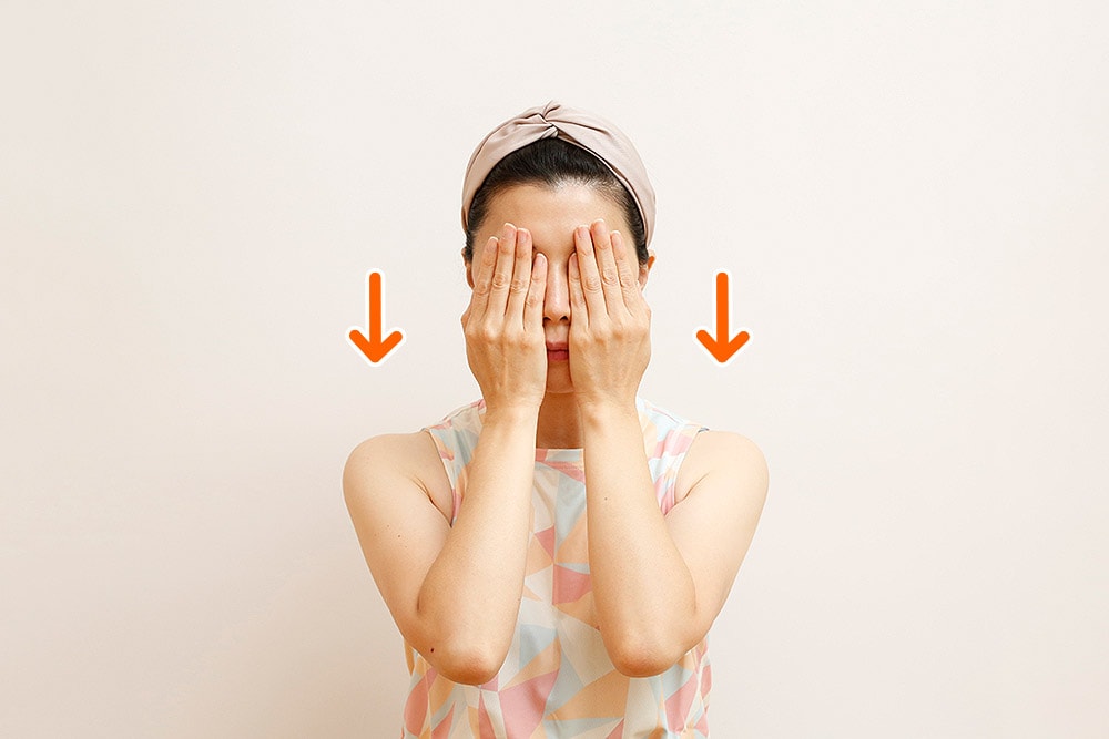 軽い力で手のひらを押し下げ、2のように目玉を上下に動かす。