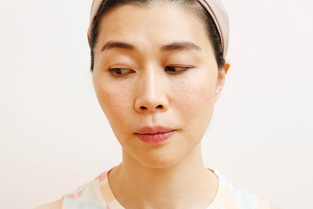 目を覆ったまま目玉を左右に動かす。手のひらを左に動かし、同様に目玉を左右に動かす。