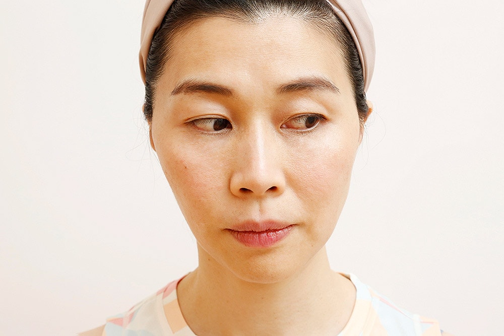 目を覆ったまま目玉を左右に動かす。手のひらを左に動かし、同様に目玉を左右に動かす。