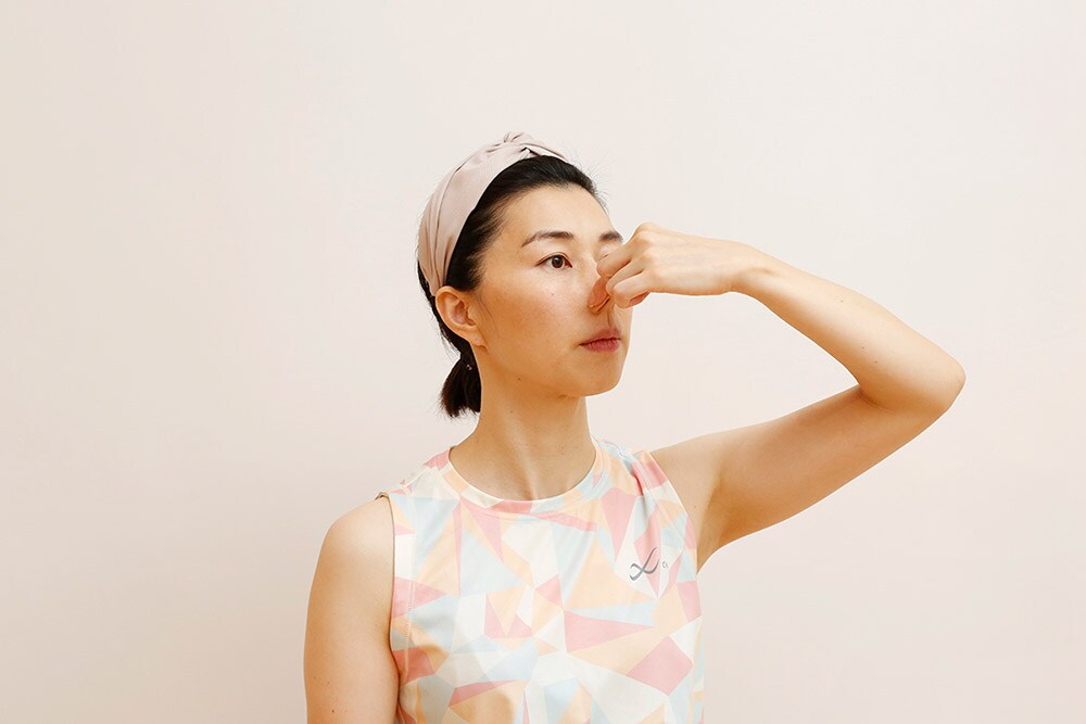 上を向き、左手で鼻をぐっと持ち上げる。