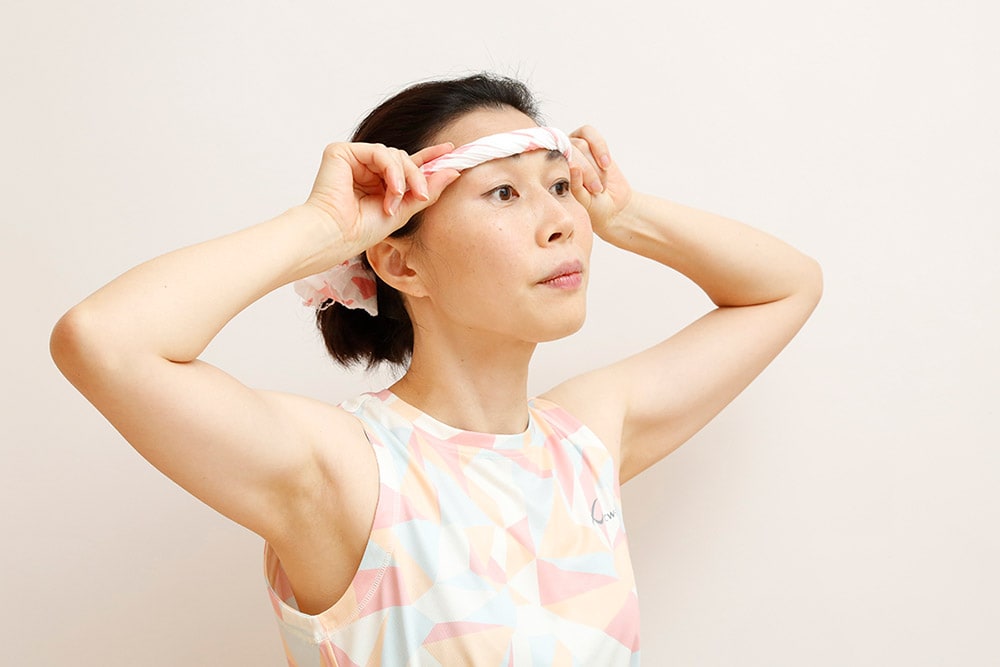巻いたはちまきを眉上まで引き上げる。