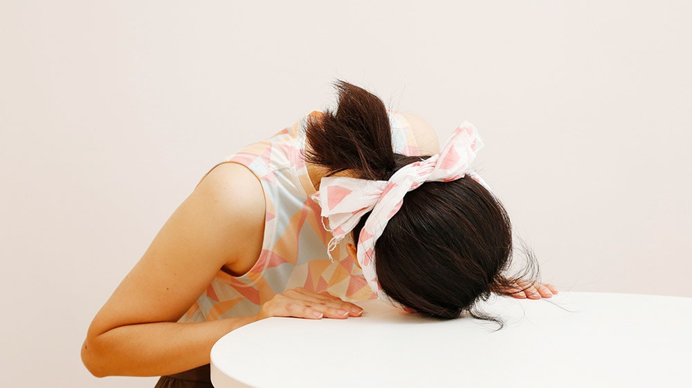机や床に頭をつけてゴロゴロする。
