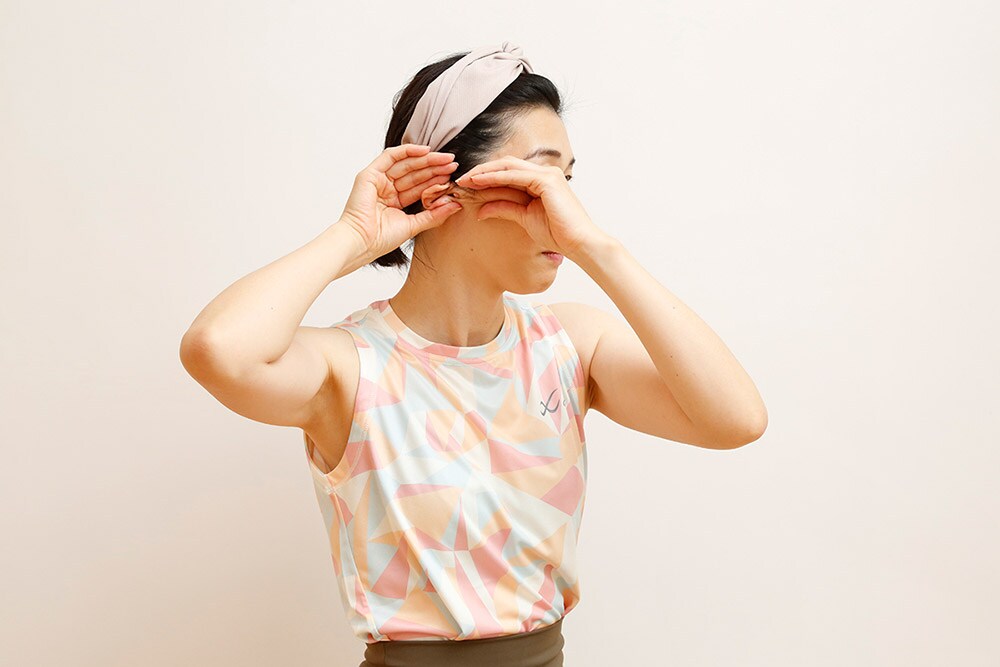 右手で耳の少し下から耳の上まで、つぶすイメージでぎゅっと握る。