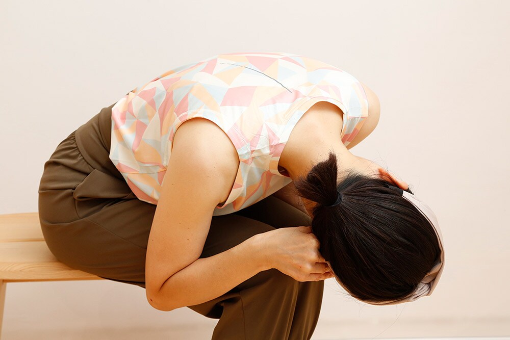 つぶした状態で、背中を丸めて左を向き10回呼吸行う。
