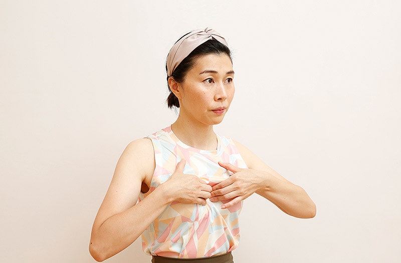 小顔トレ／首のしわを改善するポーズ