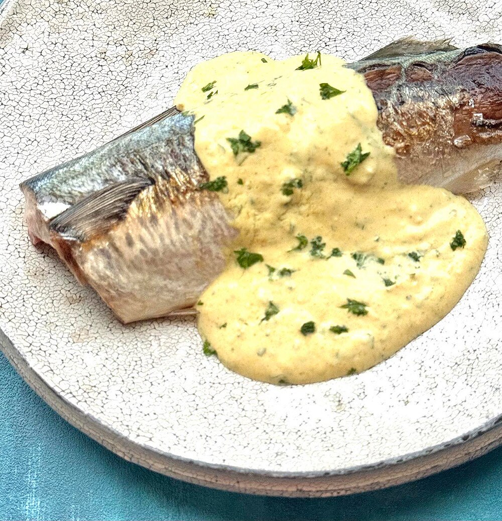 サバのソテー、ヨーグルトカレーがけ