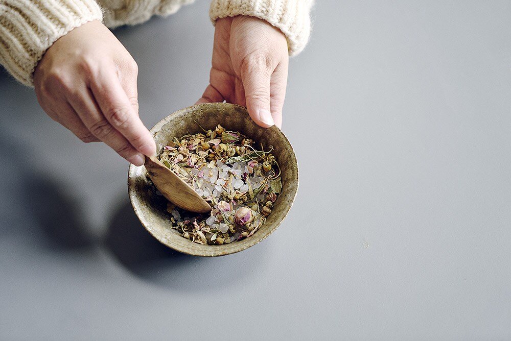 作り方は、茶葉と同量の塩をボウルに入れてしっかりと混ぜるだけ。